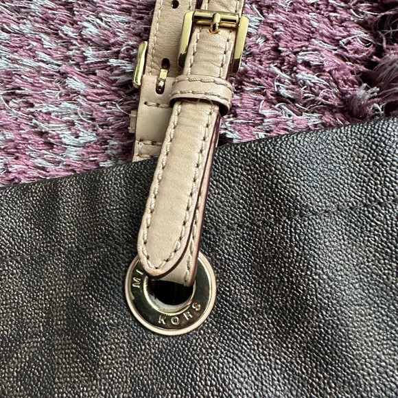 Michael Kors Logo Tote Bag - Picture 4 of 8